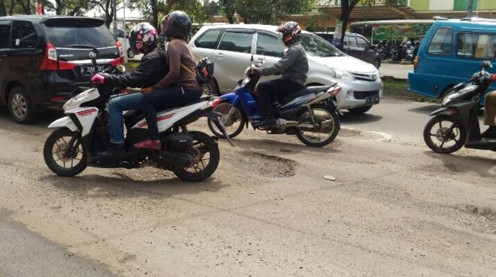 Pengendara Diimbau Tetap Tenang Saat Hindari Jalan Berlubang, Jangan Langsung Banting Setang