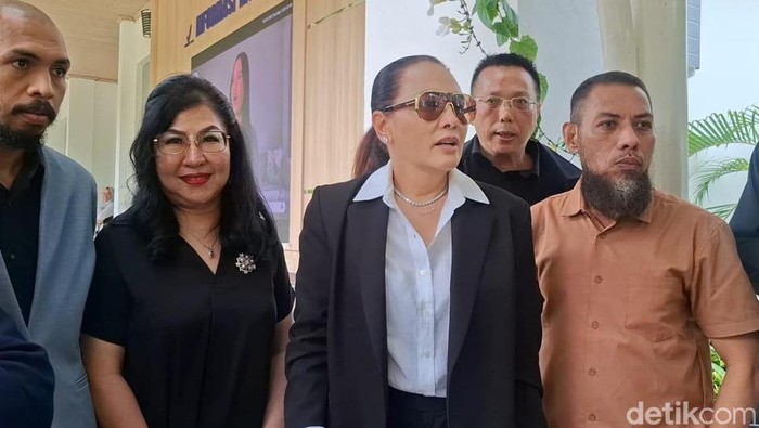 Fitri Salhuteru Datangi BPOM, Desak Tindakan Tegas terhadap Doktif