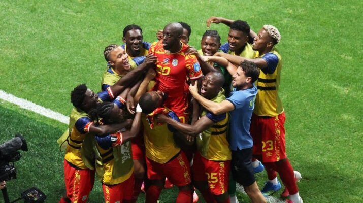 # Sejarah! 9 Tim Afrika Lolos ke Fase Gugur Piala Dunia 2026 Piala Dunia 2026 menghadirkan catatan bersejarah bagi sepak bola Afrika. Untuk pertama kalinya, sembilan wakil dari benua tersebut berhasil melangkah ke fase gugur, menandai perkembangan pesat kualitas tim-tim Afrika di panggung sepak bola dunia. Keberhasilan ini menjadi bukti bahwa negara-negara Afrika kini mampu bersaing secara konsisten dengan tim-tim unggulan dari Eropa, Amerika Selatan, hingga Asia. Permainan yang disiplin, fisik yang kuat, serta kecepatan dalam transisi menyerang menjadi ciri khas yang membawa banyak wakil Afrika meraih hasil positif sejak fase grup. Beberapa tim bahkan mampu mengalahkan atau menahan imbang negara-negara yang lebih diunggulkan. Penampilan tersebut menunjukkan bahwa kesenjangan kualitas antar konfederasi semakin menipis, sehingga setiap pertandingan di Piala Dunia berlangsung lebih kompetitif dibanding edisi-edisi sebelumnya. Kesuksesan sembilan wakil Afrika juga mencerminkan hasil dari pembinaan pemain yang semakin baik. Banyak pesepak bola Afrika kini berkembang di kompetisi elite Eropa sebelum kembali memperkuat tim nasional, sehingga membawa pengalaman dan kualitas yang lebih matang ke level internasional. Pencapaian ini memberikan harapan besar bagi sepak bola Afrika untuk melangkah lebih jauh di fase gugur. Dengan jumlah wakil yang lebih banyak, peluang menghadirkan kejutan hingga babak perempat final, semifinal, bahkan final menjadi semakin terbuka. Sejarah baru di Piala Dunia 2026 menjadi tonggak penting bagi perkembangan sepak bola Afrika. Keberhasilan sembilan tim lolos ke fase gugur bukan hanya menjadi kebanggaan bagi negara masing-masing, tetapi juga menjadi bukti bahwa Afrika kini telah menjadi salah satu kekuatan yang patut diperhitungkan dalam persaingan sepak bola dunia.