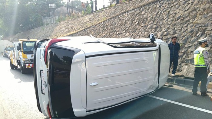 Dua Mobil Terguling di Tol JORR Usai Hindari Truk, Petugas Lakukan Evakuasi